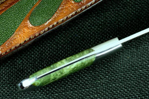 "Opere" Custom Knife, spine and bolster dovetail view in T4 cryogenically treated CPM 154CM powder metal stainless steel blade, 304 stainless steel bolsters, Nephrite Jade gemstone handle, hand-carved leather sheath inlaid with green rayskin